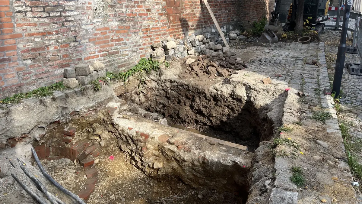 Schwörhausgasse Grabungen (links im Bild historischer Brunnen)