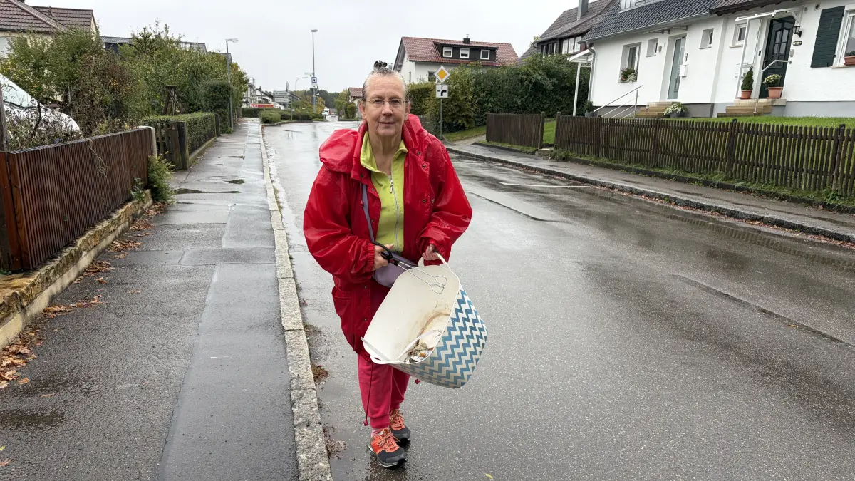 Christel Beck sammelt Müll in der Stellestraße.