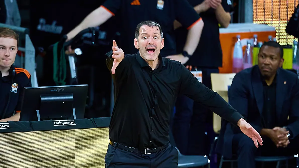 GER, Ratiopharm Ulm vs. Phoenix Hagen, Basketball, BBL Pokal, Spielzeit 2026/2027, 17.10.2026: Ty Harrelson (ratiopharm ulm, Cheftrainer) gestikuliert, zeigt an
GER, Ratiopharm Ulm vs. Phoenix Hagen, Basketball, BBL Pokal, Spielzeit 2026/2027, 17.10.2026
Foto: Eibner-Pressefoto/Gerald Oelze-de Stoppany