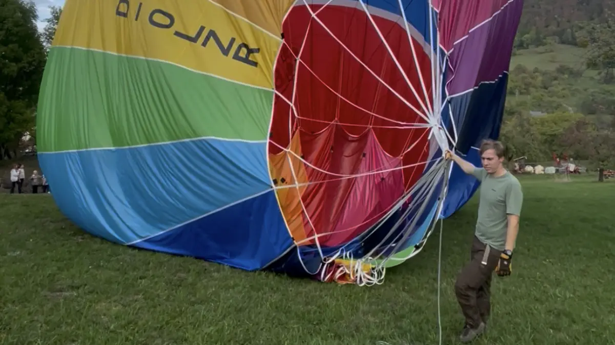Ballonpilot Johannes Kofahl bei der Landung.