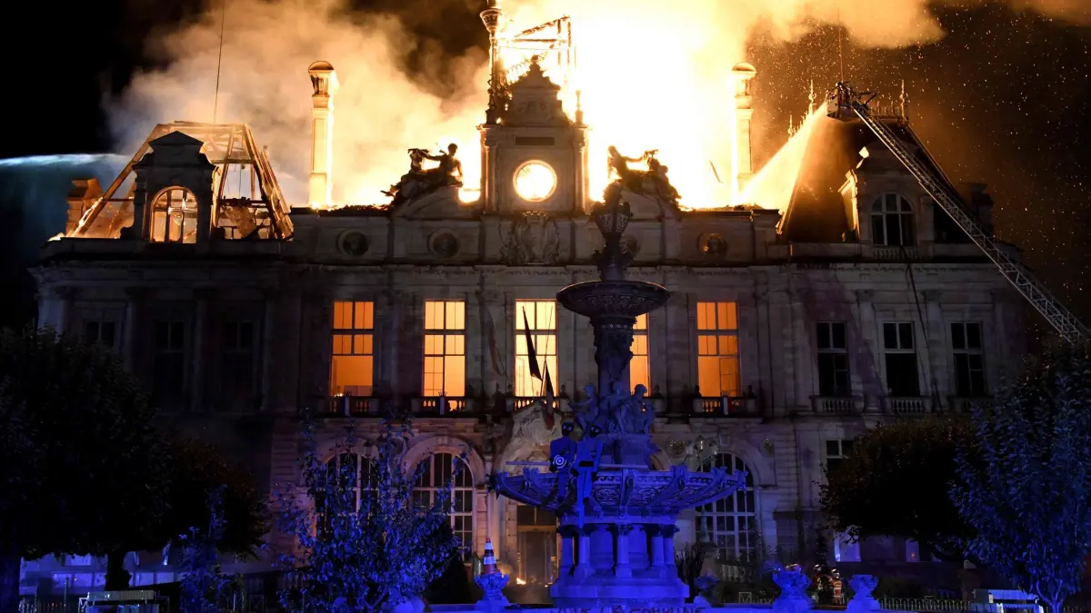 Protesttag in Frankreich: 17.10.2026, Frankreich, Limoges: Dieses Foto zeigt ein Feuer, das das Rathaus in Limoges in Zentralfrankreich zerstört, nachdem eine Gruppe von Personen im Rahmen einer landesweiten Mobilisierungsaktion gegen hohe Lebenshaltungskosten gewaltsam in das Gebäude eingedrungen war. Foto: Pascal Lachenaud/AFP/dpa +++ dpa-Bildfunk +++