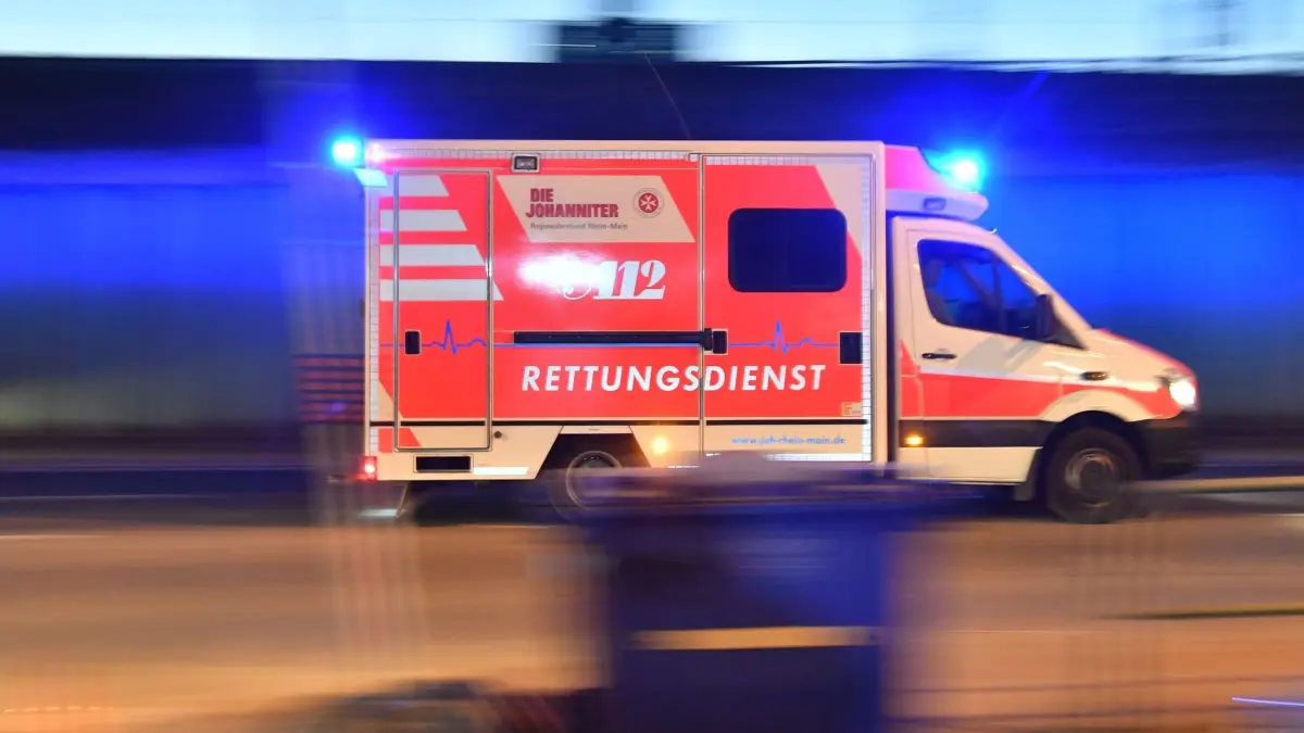 Rettungsdienst: ILLUSTRATION - 22.02.2018, Hessen, Frankfurt/Main: Ein Rettungswagen der Johanniter fährt mit Blaulicht zu einem Einsatzort. (zu dpa: «Wetteraukreis: Auto überschlägt sich - zwei Schwerverletzte») Foto: Boris Roessler/dpa +++ dpa-Bildfunk +++