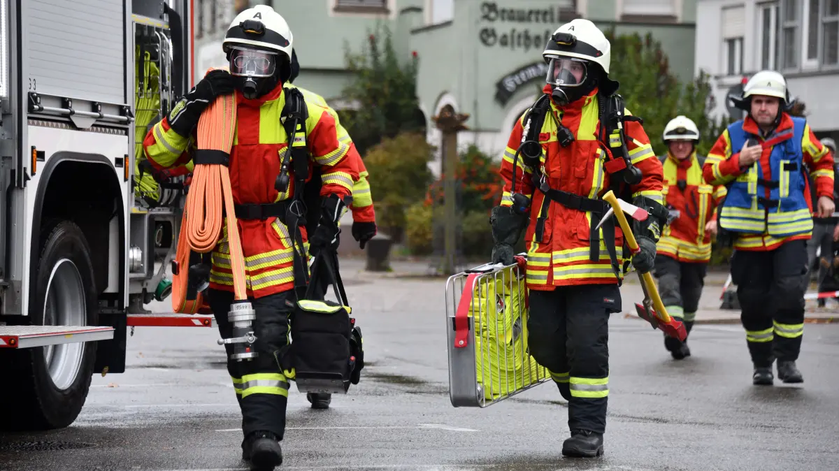 Hauptübung der Feuerwehr Ehingen: Mehrere Menschen müssen aus einem brennenden Gebäude am Viehmarkt gerettet werden.