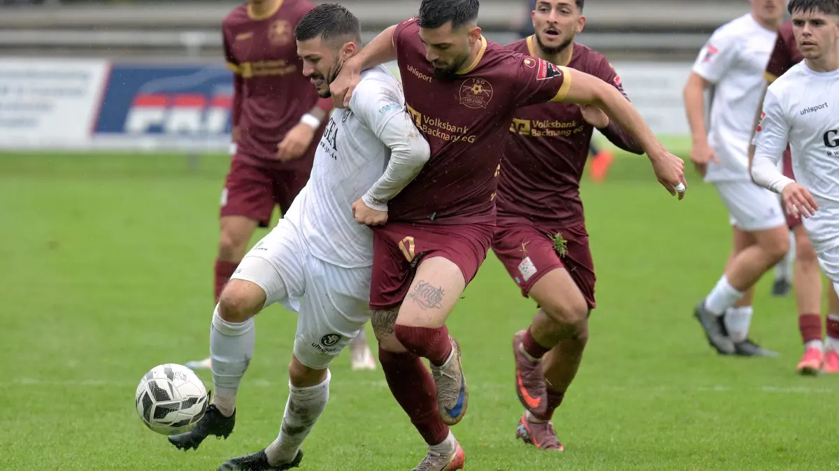 Fussball OL | TSG Backnang vs. Young Boys Reutlingen: Fussball OL | TSG Backnang (weinrot) vs. Young Boys Reutlingen (weiss) // 2026-10-17 // Foto: JoBaur // #11 Ante Galic (Young Boys Reutlingen) / #17 Charalambos Parharidis (TSG Backnang)