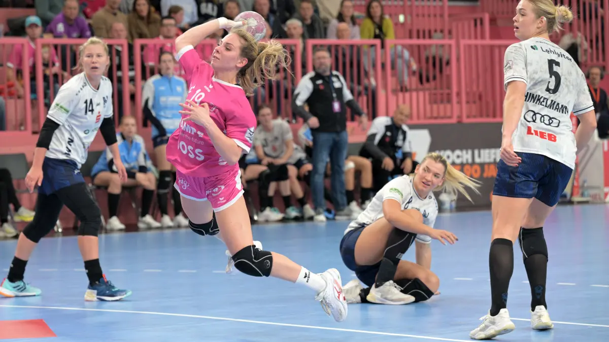 TusSies Metzingen vs. Sport-Union Neckarsulm , Handball, Alsco HBF, 06.Ligaspieltag, Saison 2026/2027, 17.10.2026: Johanna Farkas (TusSies Metzingen, #19) beim Torwurf gegen Kim Lara Hinkelmann (Sport-Union Neckarsulm, #05)
TusSies Metzingen vs. Sport-Union Neckarsulm , Handball, Alsco HBF, 06.Ligaspieltag, Saison 2026/2027, 17.10.2026
Foto: Eibner-Pressefoto/Tobias Baur