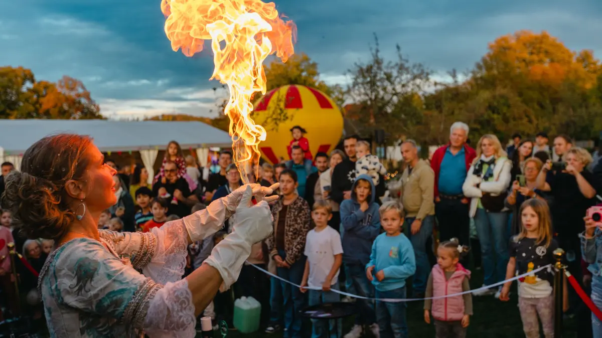 Walking-Acts und Live-Musik sind Teil des Rahmenprogramms auf dem Festivalgelände.