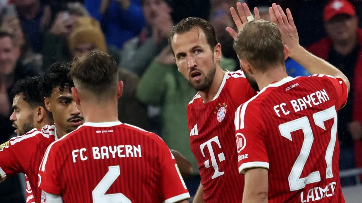 Bayern München - RB Leipzig: Fußball, Männer: Bundesliga, FC Bayern München - RB Leipzig, 6. Spieltag, Allianz Arena, Harry Kane (2.vr, Bayern München) bejubelt sein Tor zum 5:0. (zu dpa: «Bayern feiern Torfest nach Frusttagen - Kompany angeschlagen»)
