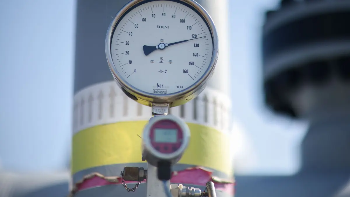 Netzentgelte: Eine Druckanzeige an einer Gasleitung im VNG Gasspeicher neben dem Energiepark Bad Lauchstädt. (zu dpa: «Gasnetzkosten in Sachsen sinken zum Jahreswechsel»)