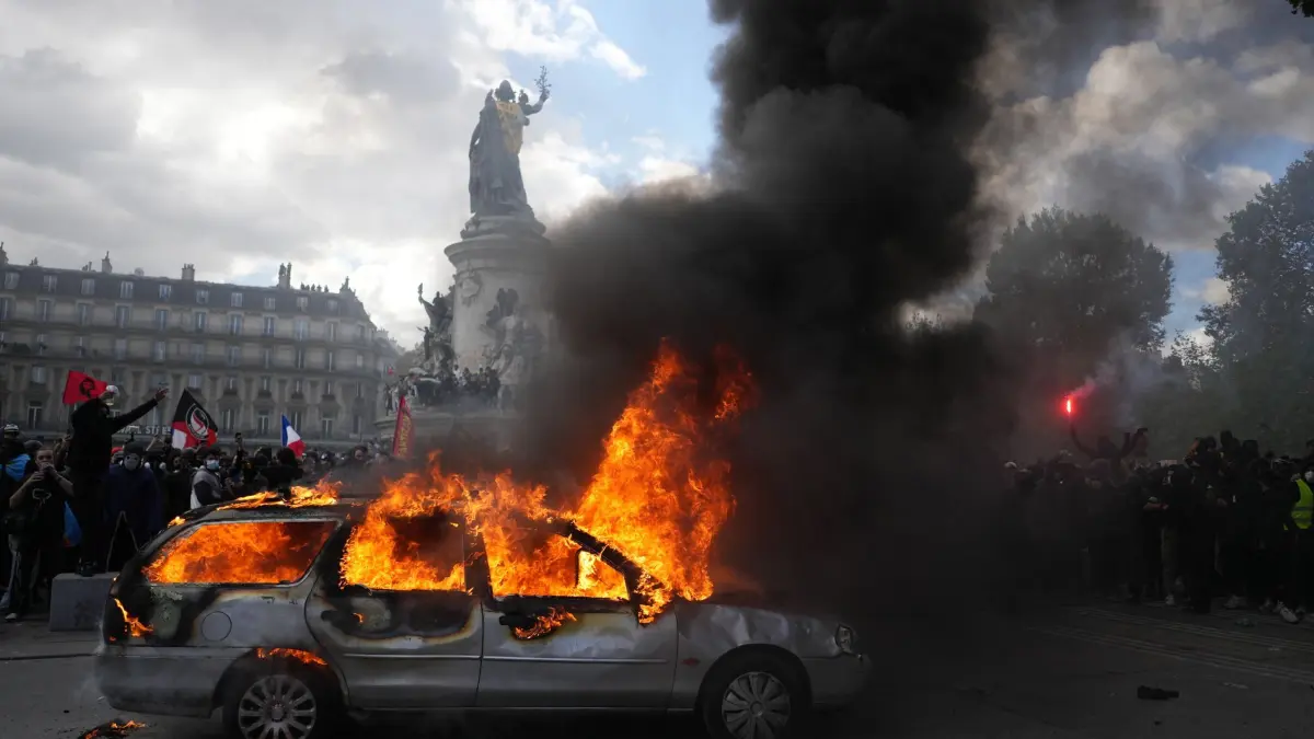 Protesttag in Frankreich: Auf dem Place de la République in Paris brennt während einer Demonstration gegen steigende Lebenshaltungskosten, bei der sich die Studenten den Protesten anschlossen, ein Auto. (zu dpa: «Schwere Krawalle bei frankreichweiten Protesten»)