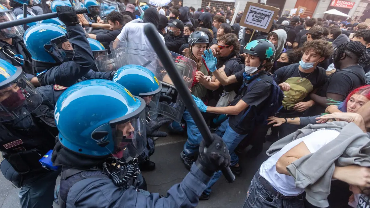 Proteste in Italien: 17.10.2026, Italien, Mailand: Bei einer Demonstration gegen die hohen Lebenshaltungskosten kam es zu Zusammenstößen zwischen Demonstranten und der Bereitschaftspolizei. Foto: Stefano Porta/LaPresse/AP/dpa +++ dpa-Bildfunk +++