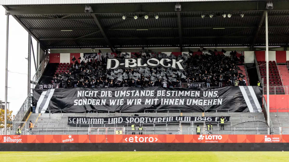 FSV Mainz 05 II vs. SSV Ulm 1846 Fußball, Fussball, Regionalliga Südwest, 12. Spieltag, Bruchwegstadion Mainz 17.10.26: Choreo Choreographie Fans SSV Ulm 1846 Fußball Gästeblock D-Block „Nicht die Umstände bestimmen uns sondern wie wir mit ihnen umgehen“
FSV Mainz 05 II vs. SSV Ulm 1846 Fußball, Fussball, Regionalliga Südwest, 12. Spieltag, Bruchwegstadion Mainz 17.10.26
Foto: Eibner-Pressefoto/Lucca Fundel