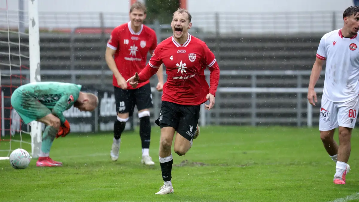 Fussball OL | SSV Reutlingen vs. Tuerkspor Neckarsulm: Fussball OL | SSV Reutlingen (rot) vs. Tuerkspor Neckarsulm (weiss) // 2026-10-17 // Foto: JoBaur // Torjubel #4 Stefan Zimmermann (SSV Reutlingen) beim 3:0