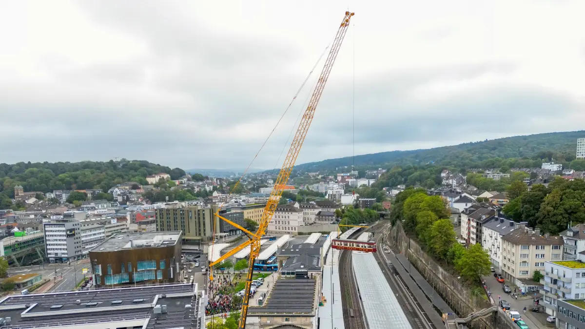 Ein Stück Wuppertaler Stadtgeschichte am Haken: Wagen 76 der Baureihe 50 wiegt einschließlich der Anschlagmittel rund sieben Tonnen.
