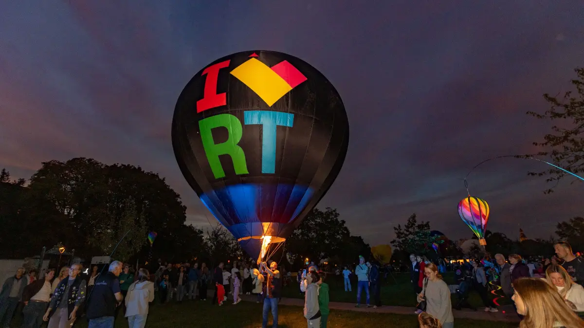 Ballonglühen am Abend im Reutlinger Volkspark.