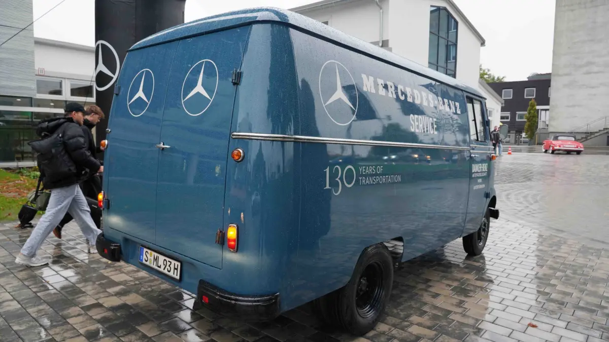 140 Jahre Mercedes: Stuttgart Fellbach 140 Jahre Mercedes Automobil das wird auch Morgen bei grossen Erlbnistag rund um das Museum gefeiert und auch zum Finale der Weltour de rneuen S-Klasse. Am Sonntag zwischen 11.00 Uhr bis 17.00 Uhr Ikonische Fahrzeuge aus 140 jahren erleben. Infos tel Valet 0151- 58622944 oder Löwenstein 0151-58610215. Heute um 11.00 Uhr gabst ein Mercedes Auto Korso vom Classic Center Fellbach zum Mercedes Benz Museum. Die Sternfahrt fant nur im kleinen Rahmen statt. Gut 40 unterschiedliche Mercedes Fahrzeuge fuhren, natuerlich mit viel Motorsport Prominenz mit dabei waren auch Ellen Lohr, Karl Wendlinger, Bernd Schneider, Klaus Ludwig, auch Ehemaliger Mercedes Entwicklungschef Prof.Dr. Ing. Thomas Weber fuhr mit dem dem SL. Foto Andreas Rosar Fotoagentur-Stuttgart 17.10.2026