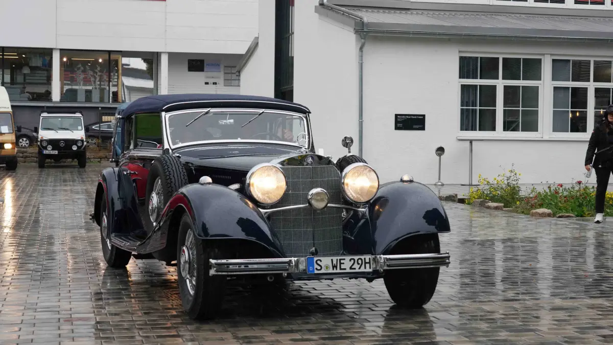 140 Jahre Mercedes: Stuttgart Fellbach 140 Jahre Mercedes Automobil das wird auch Morgen bei grossen Erlbnistag rund um das Museum gefeiert und auch zum Finale der Weltour de rneuen S-Klasse. Am Sonntag zwischen 11.00 Uhr bis 17.00 Uhr Ikonische Fahrzeuge aus 140 jahren erleben. Infos tel Valet 0151- 58622944 oder Löwenstein 0151-58610215. Heute um 11.00 Uhr gabst ein Mercedes Auto Korso vom Classic Center Fellbach zum Mercedes Benz Museum. Die Sternfahrt fant nur im kleinen Rahmen statt. Gut 40 unterschiedliche Mercedes Fahrzeuge fuhren, natuerlich mit viel Motorsport Prominenz mit dabei waren auch Ellen Lohr, Karl Wendlinger, Bernd Schneider, Klaus Ludwig, auch Ehemaliger Mercedes Entwicklungschef Prof.Dr. Ing. Thomas Weber fuhr mit dem dem SL. Foto Andreas Rosar Fotoagentur-Stuttgart 17.10.2026