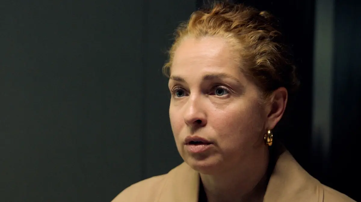 Nina (Maria Wedig) meldet sich zurück und schreibt Toni einen Brief.