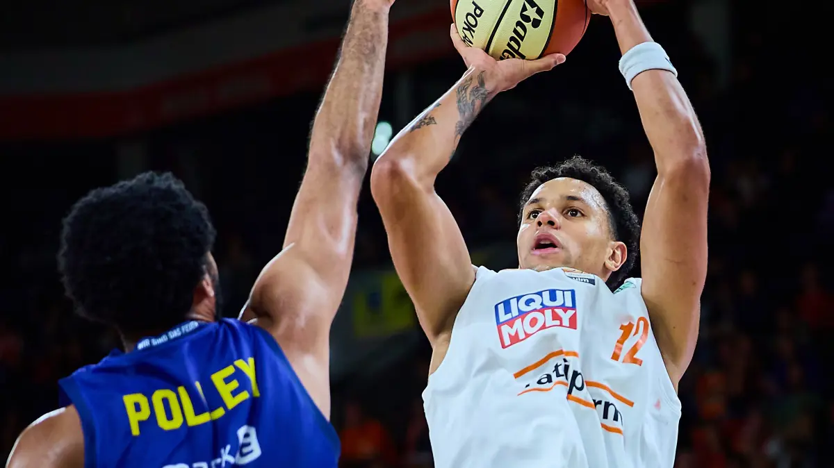 GER, Ratiopharm Ulm vs. Phoenix Hagen, Basketball, BBL Pokal, Spielzeit 2026/2027, 17.10.2026: Wurf Michael Rataj (ratiopharm ulm, #12) gegen Tyler Polley (Phoenix Hagen, #12)
GER, Ratiopharm Ulm vs. Phoenix Hagen, Basketball, BBL Pokal, Spielzeit 2026/2027, 17.10.2026
Foto: Eibner-Pressefoto/Gerald Oelze-de Stoppany