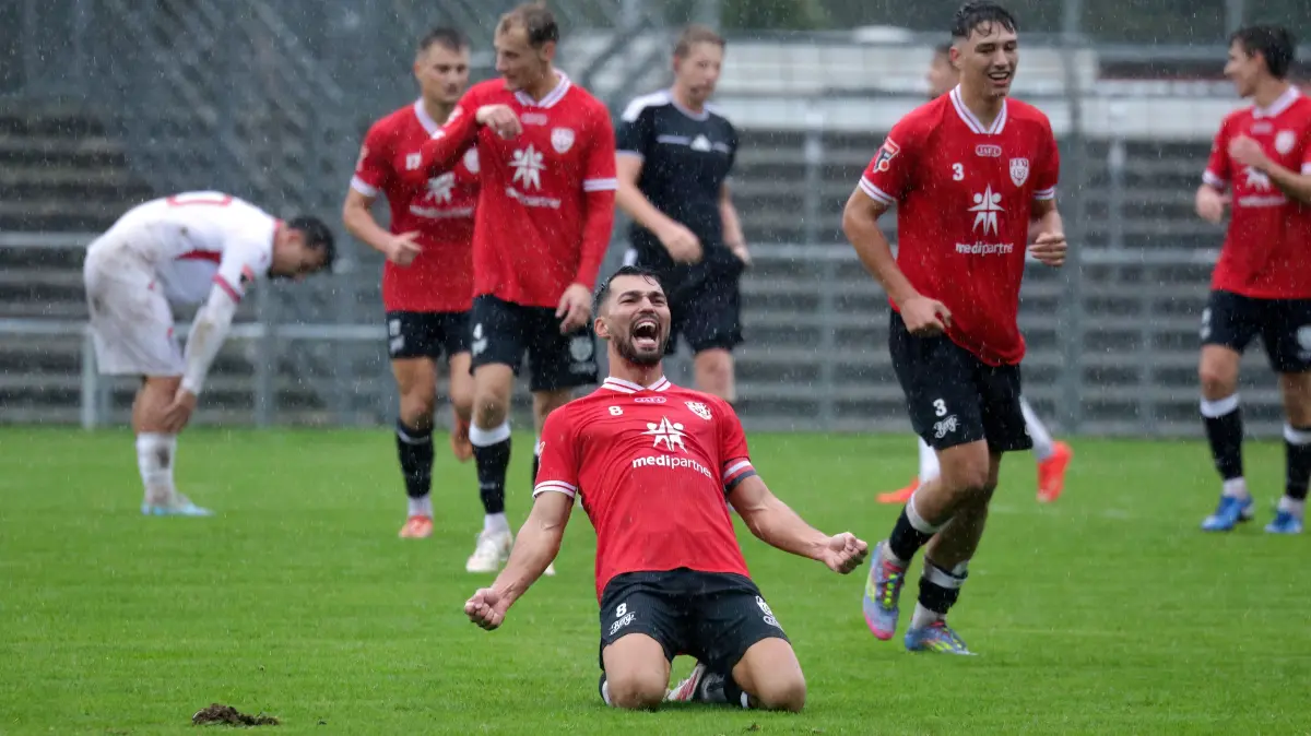 Der Doppelpacker für den SSV Reutlingen schreit seine Freude heraus: Denis Gudzevic brachte seine Mannschaft mit zwei sehenswerten, flachen Schüssen mit 2:0 in Führung.