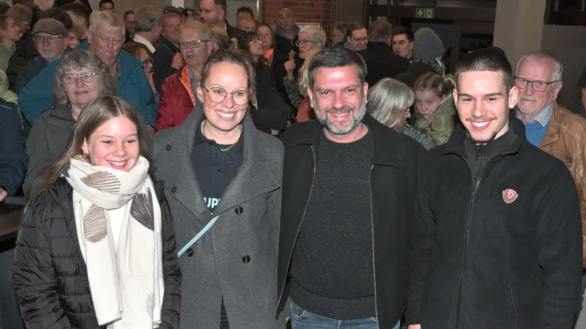 Steffen Haupt feiert am Sonntagabend mit seiner Familie: Ab Januar ist er der neue Mann im Rathaussessel.