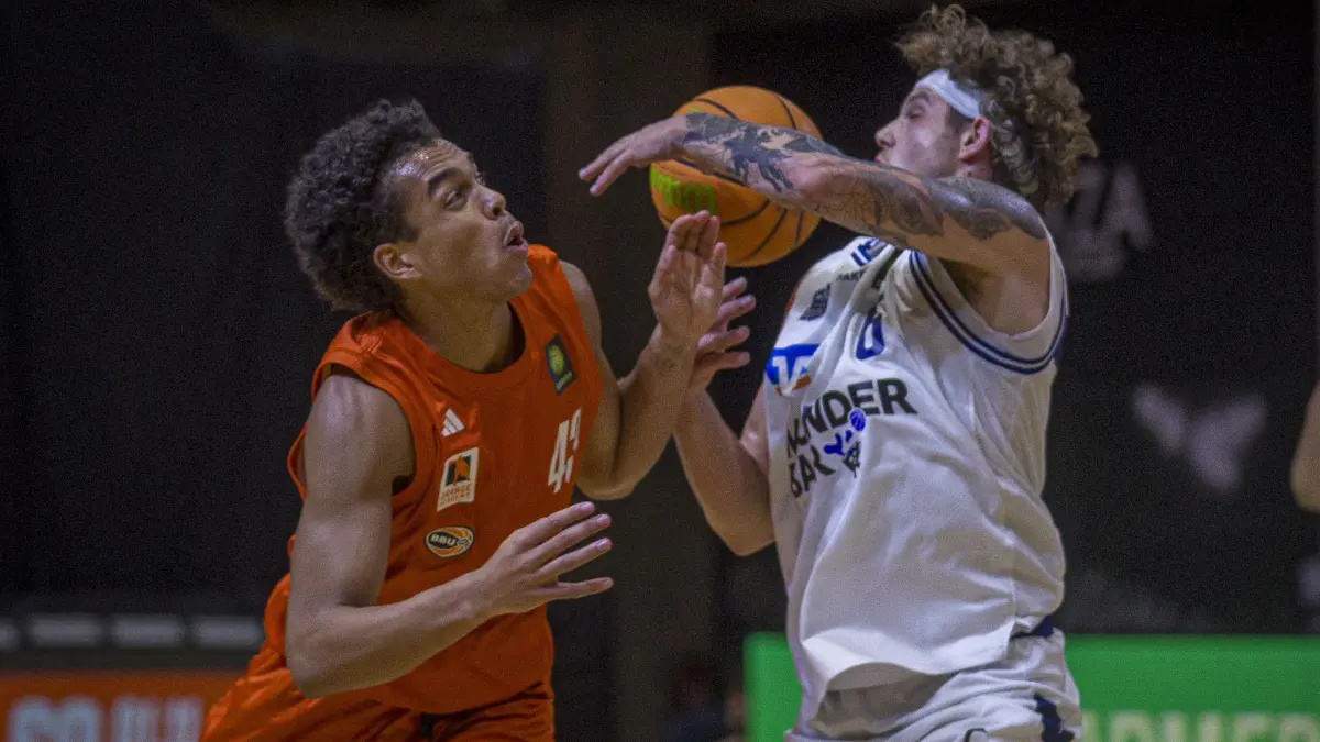 Basketball, 2. Bundesliga ProA, Orange Academy (orange) gegen Merlins Crailsheim (weiss)
