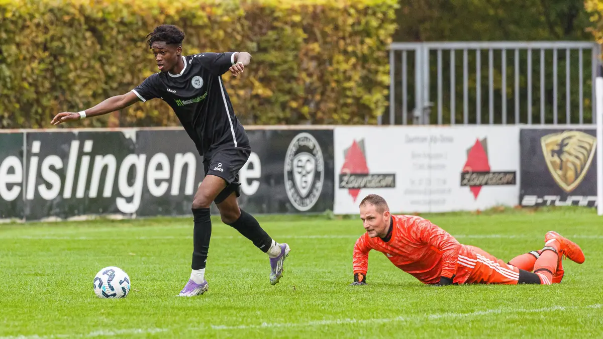 Fussball Bezirksliga: Fussball Bezirksliga; SC Geislingen II - TV Altenstadt;
Oladimeji Douye Adedapo (SC Geislingen II, #9) hat Torhüter Sebastian Sacher (TV Altenstadt, #1) ausgespielt, bringt den aber aber nicht im Gehäuse unter;
18.10.2026; Stadion Eybacher Tal; Geislingen.
Foto: Thomas Madel
