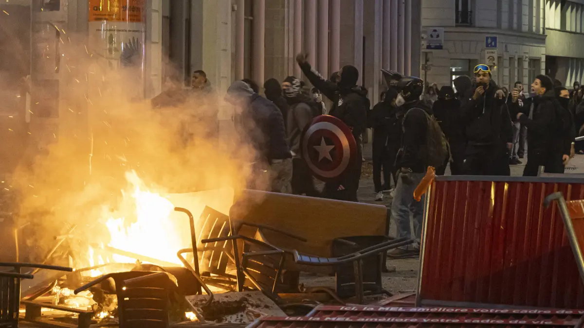 Clashes During High Cost of Living Protest - Lille: Clashes During High Cost of Living Protest - Lille Clashes between protesters and french police at the end of the demonstration protesting against the high cost of living in Lille, as part of a nationwide call for mobilisation on October 17, 2026, in Lille, France. Photo by Sebastien Courdji/ABACAPRESS.COM Lille PUBLICATIONxNOTxINxFRAxUK Copyright: xCourdjixSebastien/ABACAx