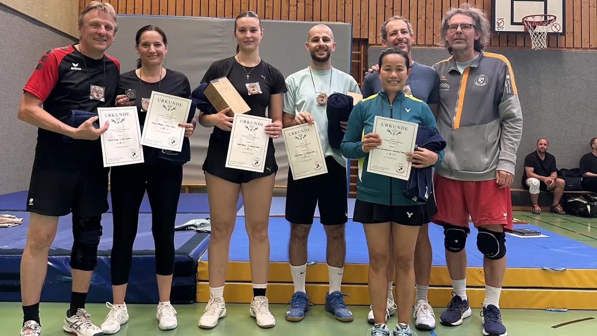 Die drei Erstplatzierten der Mixed-Konkurrenz bei der Hechinger Badminton-Stadtmeisterschaft: Carla Bach und Marcel Wöhl (TV Hechingen, Mitte) vor Tamara Rieger und Toni Castro (Reutlingen, rechts) sowie Mayula Zimmermann (Empfingen) und Christian Thierer (TV Hechingen, links).