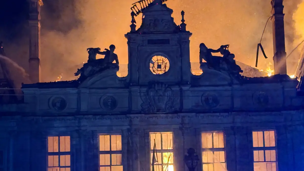 Proteste in Frankreich: Historisches Rathaus von Limoges weitgehend zerstört: The roof and bell tower of Limoges town hall collapsed after the historic 19th-century building was engulfed in flames at the end of a demonstration on Saturday, October 17. Radical individuals set fire to the building during unrest following the protest, causing extensive damage to the landmark.//LERVALYAN_LERVAL1073/Credit:Yann Lerval/SIPA/2610180805 / 171026