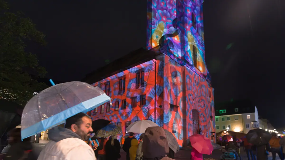 Der Rathausturm feiert den 200. Geburtstag und zeigt sich im (regenverhangenen) Festtagsgewand.