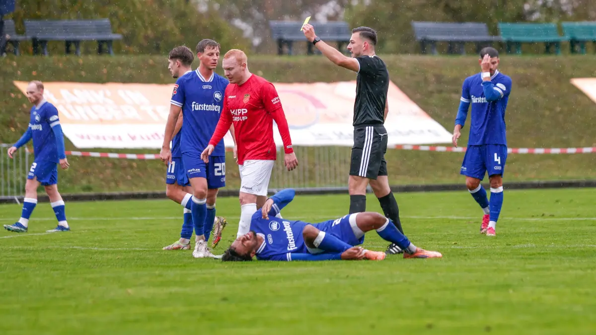 FCH-Spieler sah im Fußball-Oberliga-Spiel gegen den Bahlinger SC von Schiedsrichter Koray Aydin zunächst die gelbe Karte. Nach seinem zweiten Foul schickte der Unparteiische den FCH-Mittelfeldspieler frühzeitig zum Duschen.
