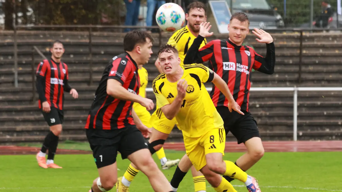 Louis Hermann (gelb, Nummer 8) war wieder einer der Aktivposten im Crailsheimer Spiel. Dennoch reichte es gegen den SV Allmersbach am Ende nur zu einer Punkteteilung.