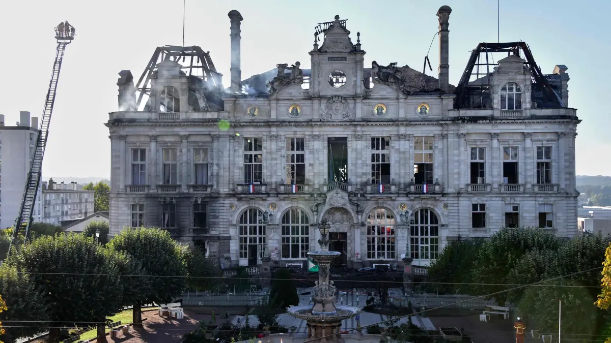 Nach dem Protesttag in Frankreich: Die teilweise ausgebrannte Fassade des Rathauses von Limoges einen Tag nach den Ausschreitungen und Plünderungen im Zuge der landesweiten Proteste gegen die hohen Lebenshaltungskosten. Bei dem landesweiten Protesttag gegen hohe Lebenshaltungskosten ist es in Paris und anderen französischen Städten zu schweren Ausschreitungen, Plünderungen und zahlreichen Festnahmen gekommen. (zu dpa: ««Entsetzliche Gewalt» bei Protesten erschüttert Frankreich»)
