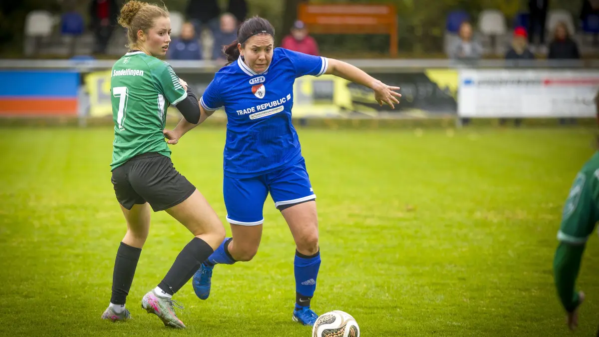 Fußball, Regionenliga, TSV Holzheim (blau) gegen TSV Sondelfingen II (grün), Judith Löbert ist spielende Co-Trainerin