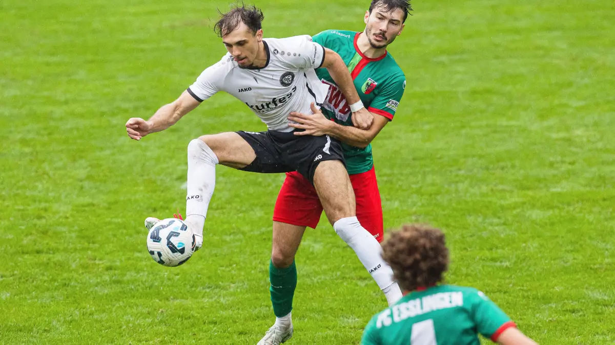 Fussball Landesliga: Fussball Landesliga; SC Geislingen - FC Esslingen;
Damiano de Lucia (SC Geislingen, #11) und Felix Frenz (FC Esslingen, #23);
17.10.2026; Stadion Eybacher Tal; Geislingen.
Foto: Thomas Madel