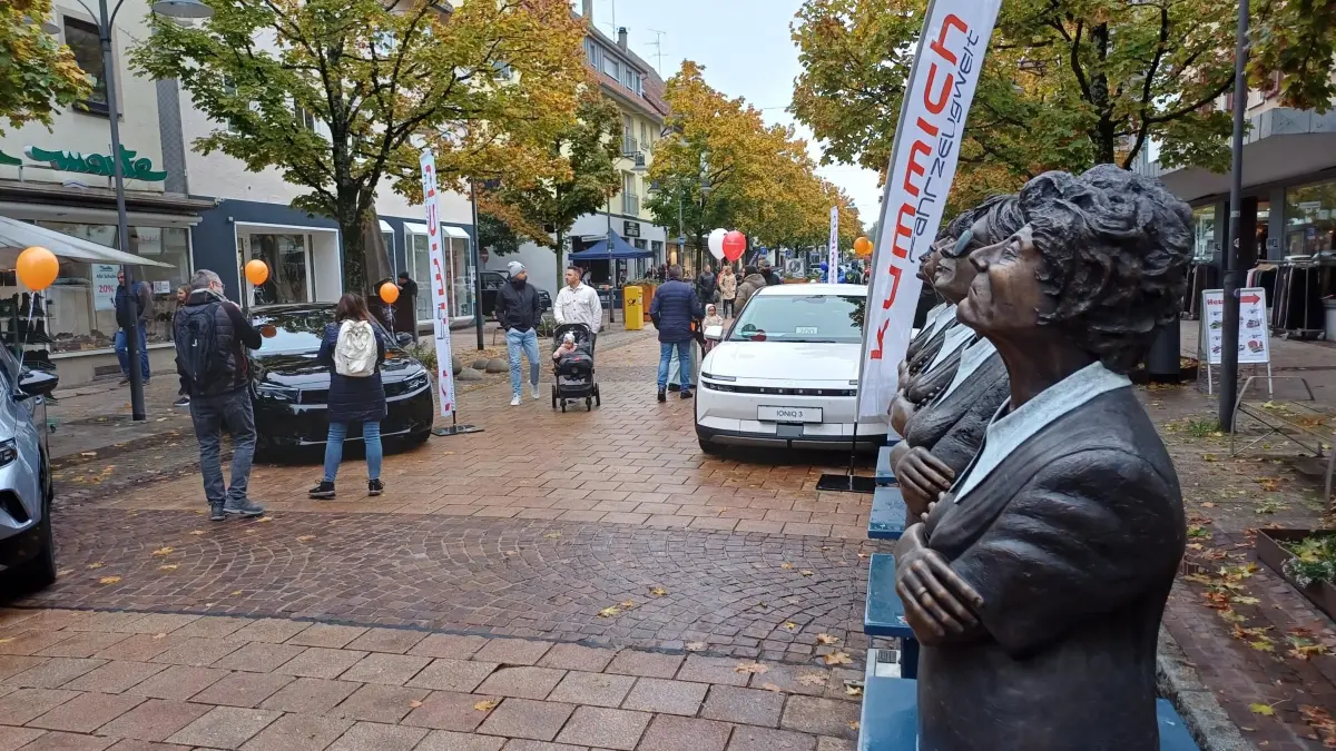 Autos in der Fußgängerzone? Am verkaufsoffenen Sonntag ist das möglich.