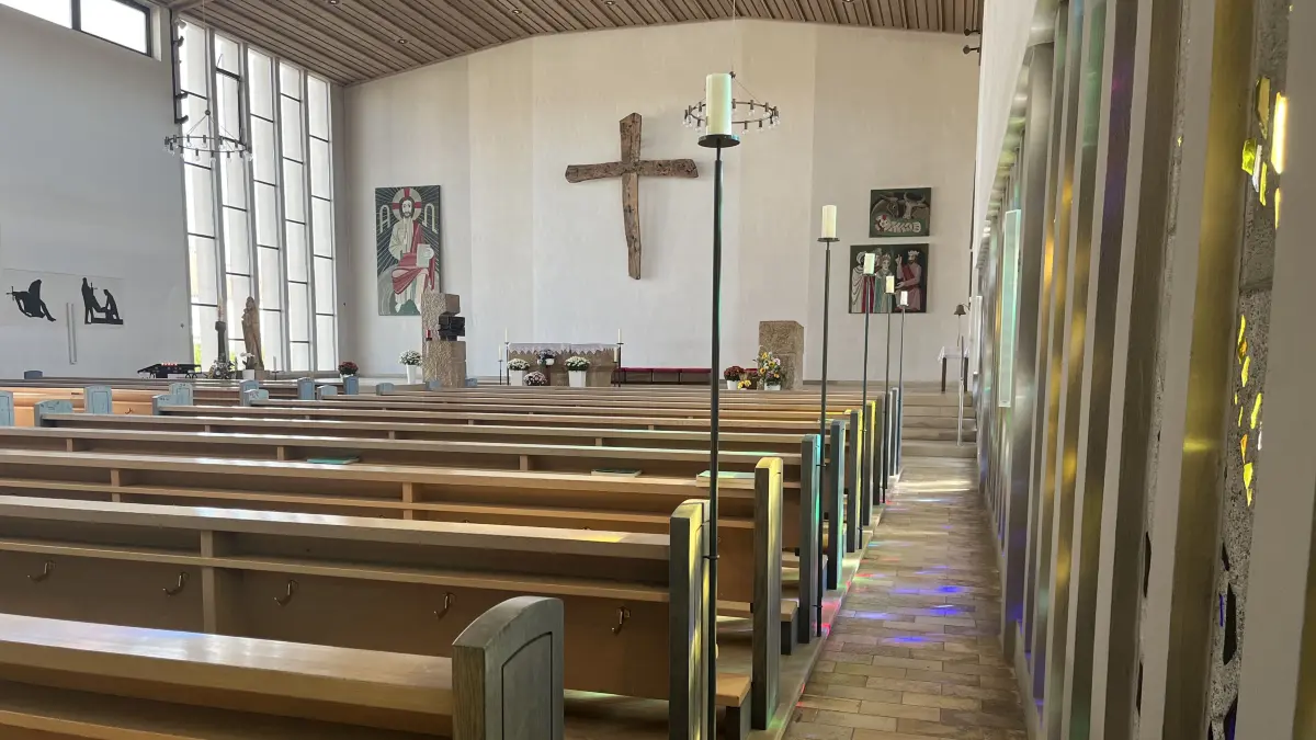 Farbige Lichtreflexe der Glasfenster fallen auf den Boden der Christus-König-Kirche in Münsingen. Beim Jubiläumswochenende im November stehen unter anderem eine Kirchenführung zu den Kunstschätzen des Gotteshauses und seiner Gestaltung auf dem Programm.