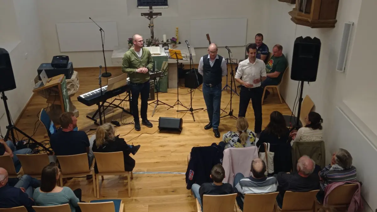 Hauptmann Manuel K., der Militärseelsorger und Pfarrer Johannes Köhnlein (von links) in der Allerheiligenkirche in Brittheim.