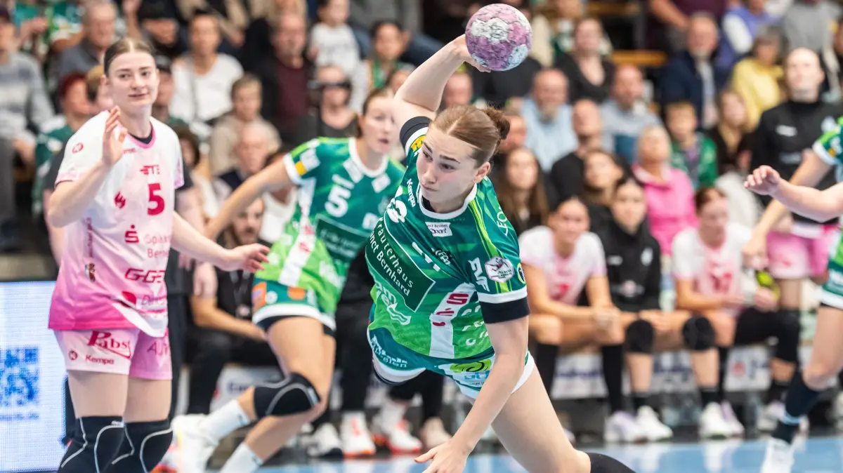 Frisch Auf Goeppingen vs. HSG Bensheim/Auerbach, Handball, 1. Bundesliga, Spielzeit 2026/2027, 18.10.2026: Aylin Bornhardt (Frisch Auf Frauen, #13) liegt in der Luft, Frisch Auf Goeppingen vs. HSG Bensheim/Auerbach, Handball, 1. Bundesliga, Spielzeit 2026/2027, 18.10.2026
Foto: Eibner-Pressefoto/Michael Schmidt