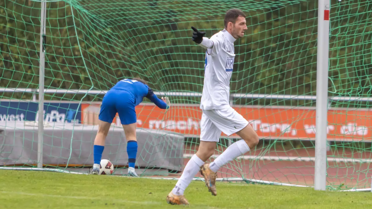 Zu früh gejubelt: Marcel Siegler traf zwar zur Führung der SG Öpfingen, am Ende setzte sich aber die TSG Ehingen durch.