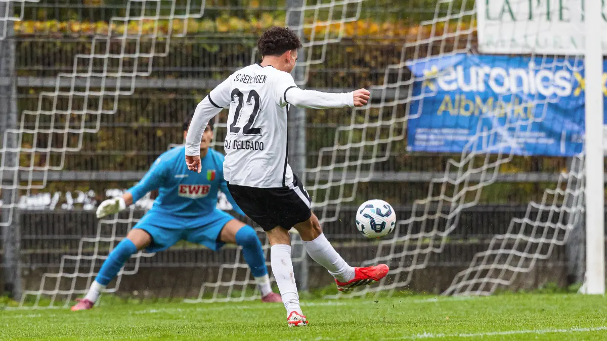 Fussball Landesliga: Fussball Landesliga; SC Geislingen - FC Esslingen;
Edwin Cala Delgado (SC Geislingen, #22) läuft in der 7. Spielminute unbedrängt aufs Esslingen Tor, sein Schuss geht über die Querlatte;
17.10.2026; Stadion Eybacher Tal; Geislingen.
Foto: Thomas Madel