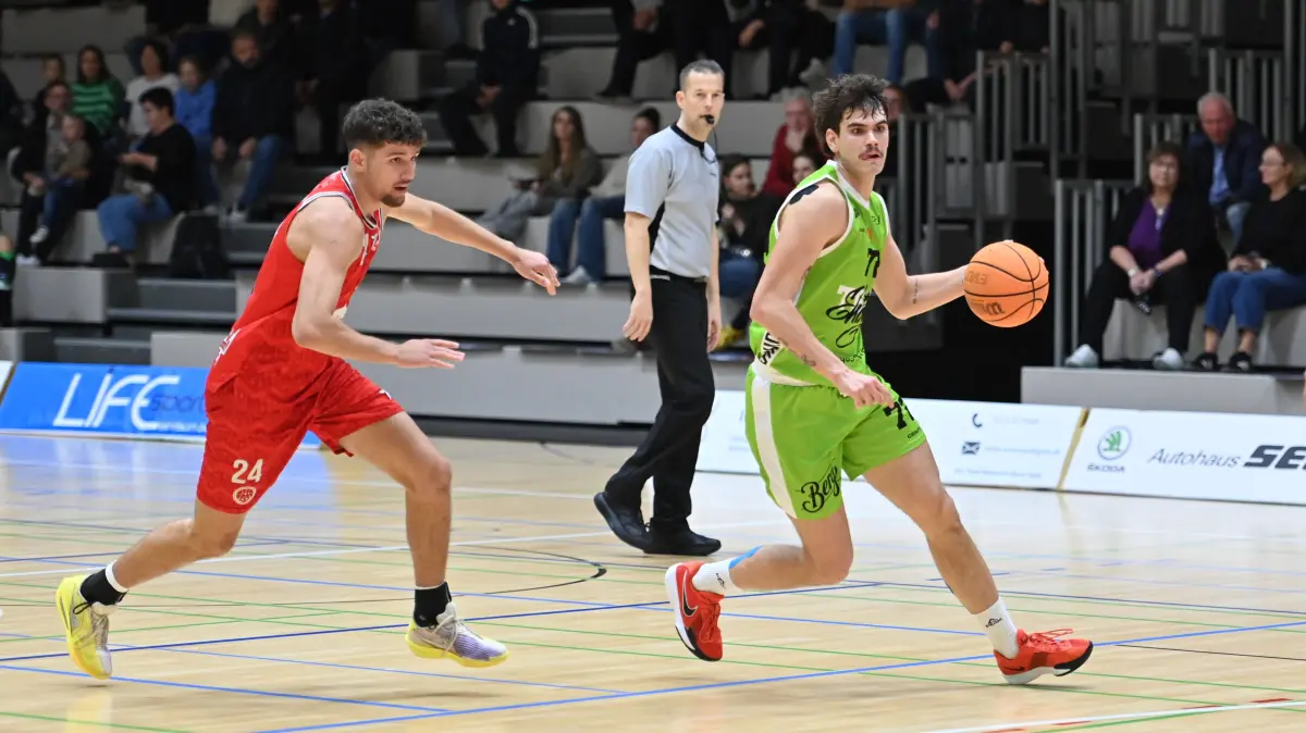 Neuzugang Deniz Zenelaj und das Team Ehingen Urspring spielen noch nicht den Basketball, den sich Trainer Henning Ballhausen wünscht.