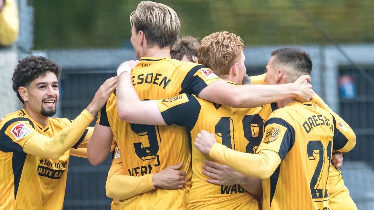 Dynamo Dresden - 1. FC Magdeburg: Fußball, Männer, 2. Bundesliga, Dynamo Dresden - 1. FC Magdeburg, 8. Spieltag, Rudolf-Harbig-Stadion. Die Spieler von Dynamo Dresden bejubeln das 2:0. (zu dpa: «Leidenschaft bezwingt Ideenlosigkeit: Dynamo siegt 2:0»)