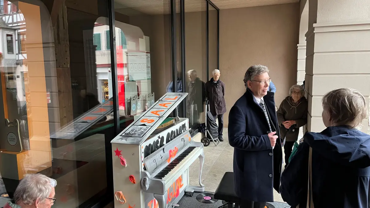 Public Piano ist umgezogen Tübingen steht jetzt vorm Tübinger Rathaus