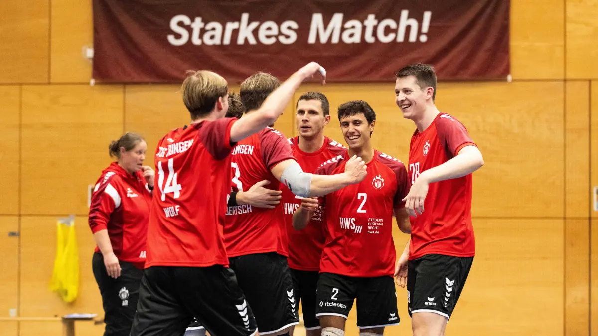 TSG Tuebingen vs. TV Buehl, Volleyball, Maenner, Regionalliga Sued, Meisterschaft, 3. Spieltag, Saison 2026/2027, 17.10.2026: Jakob Elsaesser, (TSG Tuebingen, #23), Mitte,nach starkem Block, Freude gemeinsam mit dem Team,
TSG Tuebingen vs. TV Buehl, Volleyball, Maenner, Regionalliga Sued, Meisterschaft, 3. Spieltag, Saison 2026/2027, 17.10.2026
Eibner-Pressefoto/Andreas Ulmer