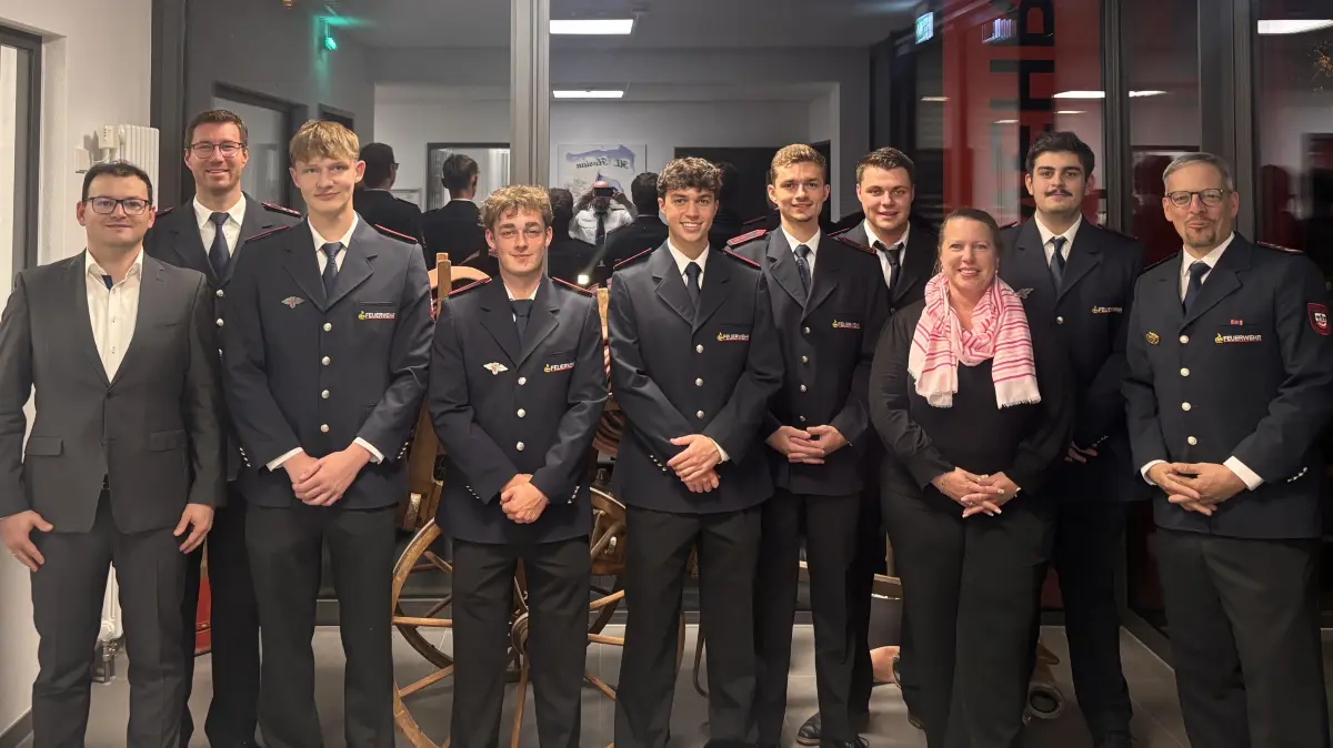 Bei der Jahreshauptversammlung der Abteilung gab es mehrere Beförderungen. Unser Bild zeigt die beförderten Aktiven zusammen mit Bürgermeister Markus Tideman und Abteilungskommandant Marco Leins (links), Ortsvorsteherin Tanja Ellinger-Gius sowie Gesamtkommandant Tobias Plaz (rechts). ⇥Foto: Feuerwehr