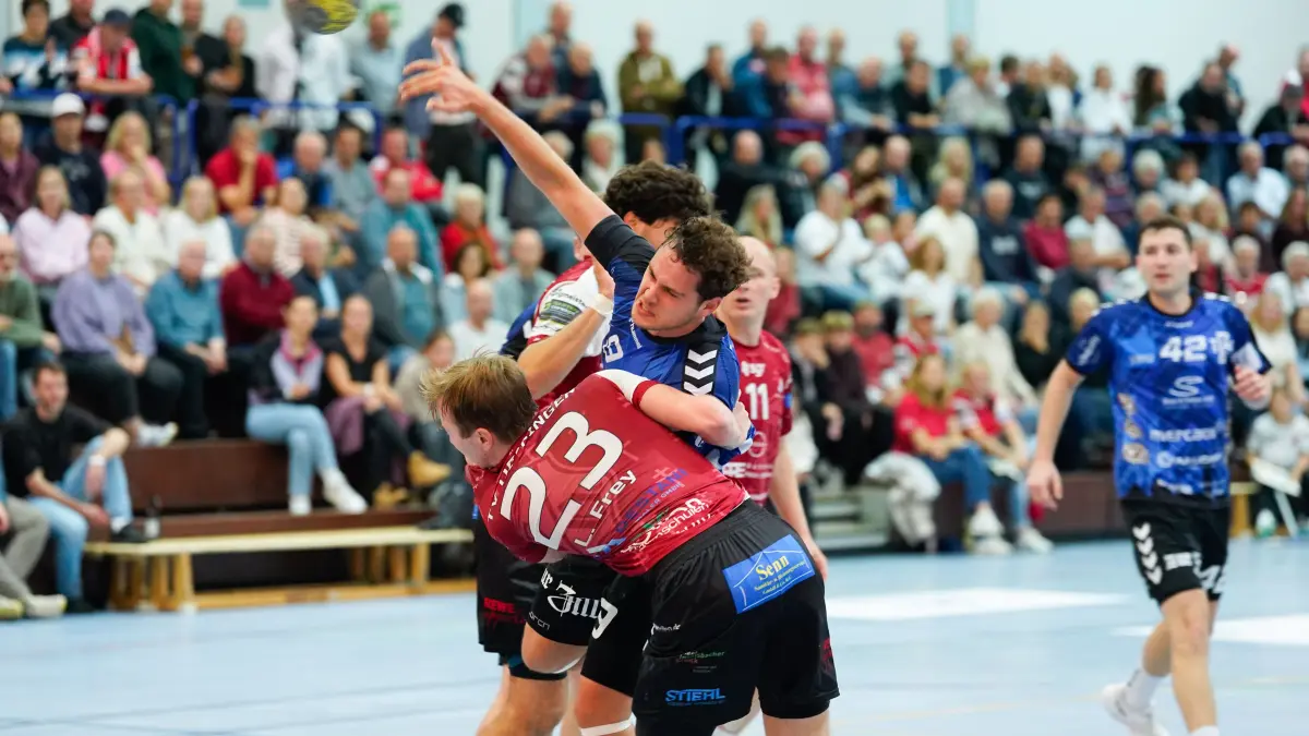 Söflingens Spielmacher Simon Bauer versucht sich gegen die Oeffinger Abwehr durchzusetzen.