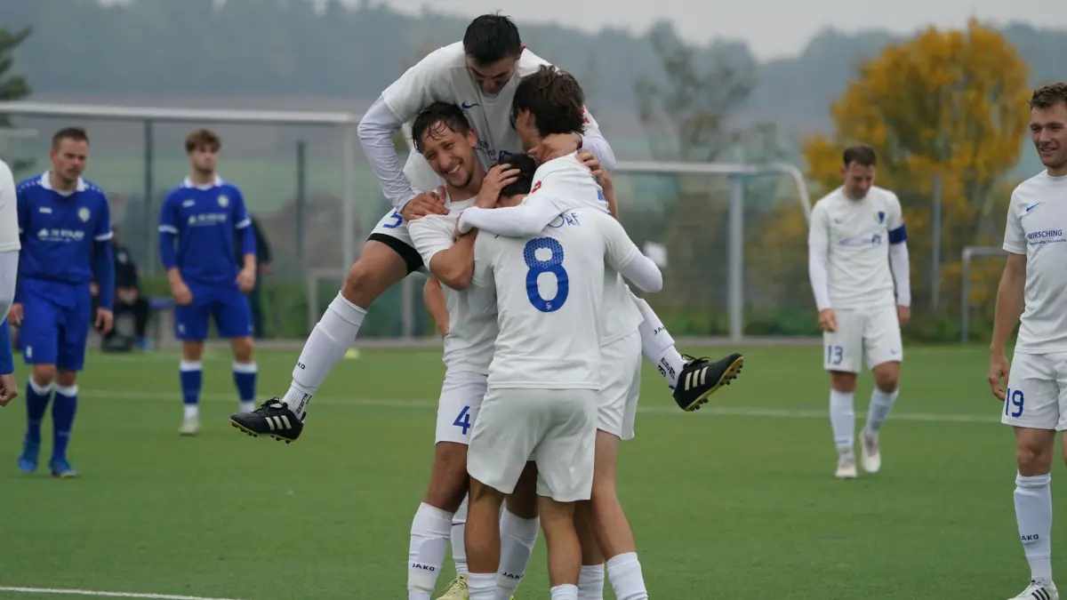 Die Spieler der Spvgg Satteldorf II (weiß) bejubeln einen Treffer beim Heimsieg gegen den TSV Gerabronn und damit verbunden den Sprung in die Aufstiegsrunde.