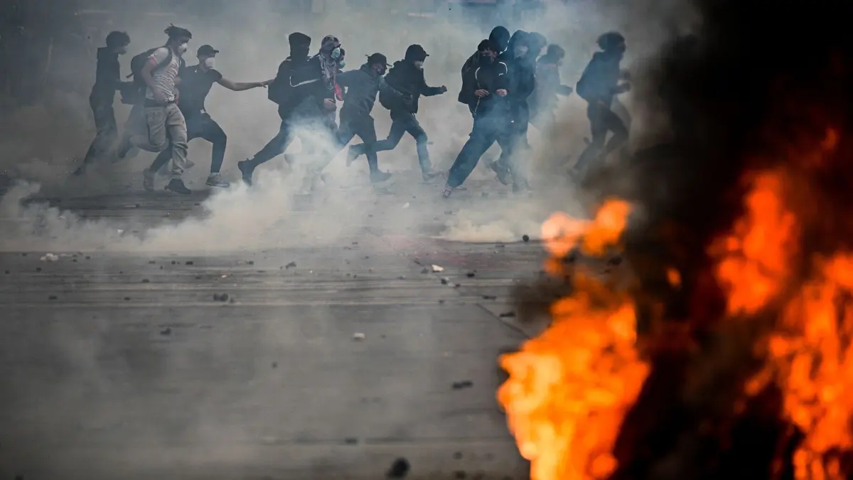Protesttag in Frankreich: 17.10.2026, Frankreich, Paris: Auf dem Place de la République kommt es zu Zusammenstößen zwischen Demonstranten und Polizeikräften. Foto: Julien Mattia/Le Pictorium via ZUMA Press/dpa +++ dpa-Bildfunk +++