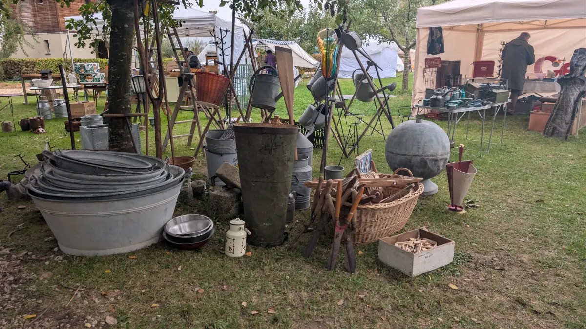 Blechwannen und Gießkannen als Blickfang für den Garten gab es bei "Gras und Krempel" zu kaufen.